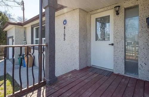 Niagara Falls House | Niagara 5 Bedroom Bungalow with Pool & Hot Tub