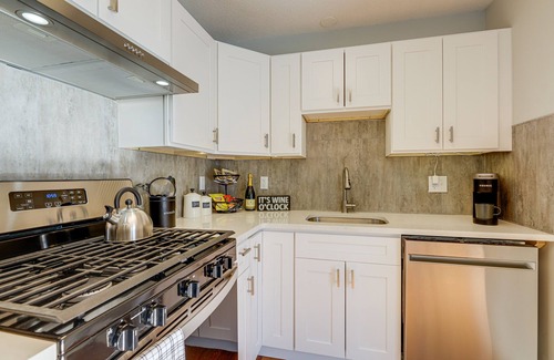 Niantic House | Niantic Duplex w/Deck < 1 Mi to Beach + Boardwalk