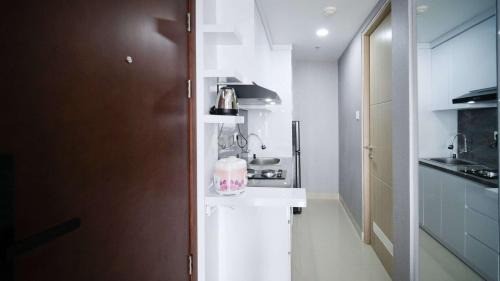 Surabaya Apartment | Nice and Comfy Studio Grand Dharmahusada Lagoon Apartment By Travelio