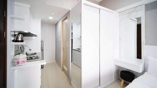 Surabaya Apartment | Nice and Comfy Studio Grand Dharmahusada Lagoon Apartment By Travelio
