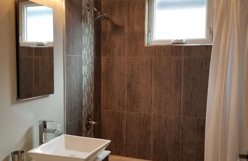 Dunning Apartment | Nice and cozy aptartment in two unit building. 20min from the airport. Sleeps 5!