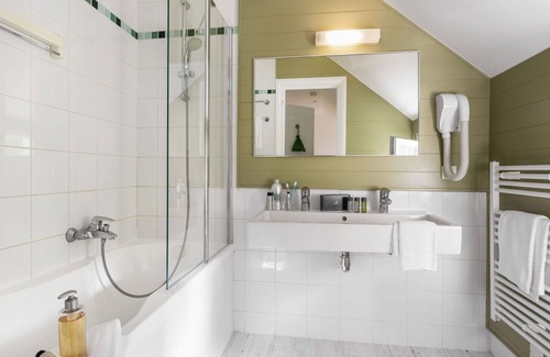 Neuville-sur-Ailette House | Nice apartment in villa for 8 guests with hot tub, WIFI, pool, TV, terrace and parking