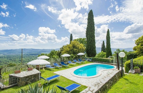 Loro Ciuffenna Villa | Nice apartment in villa for 6 guests with pool, WIFI, terrace and parking