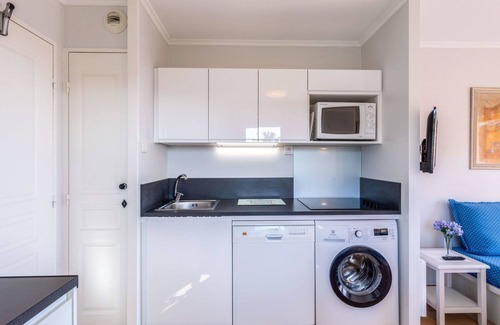 Plage de la Garonnette Apartment | Nice apartment for 4 guests with WIFI, pool, A/C, TV, terrace and parking