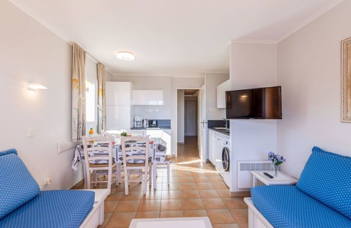 Plage de la Garonnette Apartment | Nice apartment for 4 guests with WIFI, pool, A/C, TV, terrace and parking