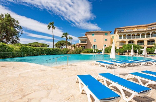 Plage de la Garonnette Apartment | Nice apartment for 4 guests with WIFI, pool, A/C, TV, terrace and parking