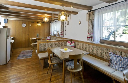 Finsing House | Nice apartment in villa for 8 guests with WIFI, TV, patio, pets allowed and parking