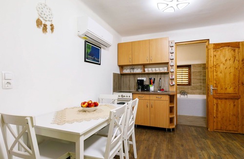 Fonyodliget Apartment | Nice apartment for 4 guests with WIFI, A/C, TV, terrace, pets allowed and parking