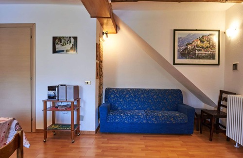 Claino Con Osteno Apartment | Nice apartment for 4 guests with TV, balcony and pets allowed
