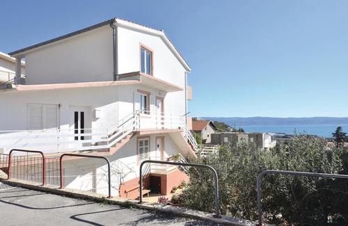 Dugi Rat Apartment | Nice apartment in Dugi Rat with WiFi