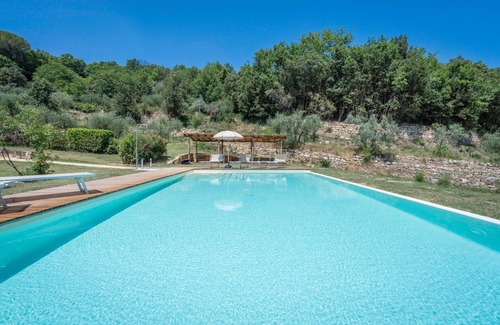Poggibonsi Villa | Nice apartment in villa with pool, WIFI, A/C, TV and pets allowed, close to San Gimignano