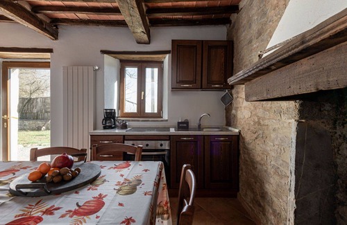 Arcidosso House | Nice apartment in villa for 6 guests with patio, pets allowed and panoramic view