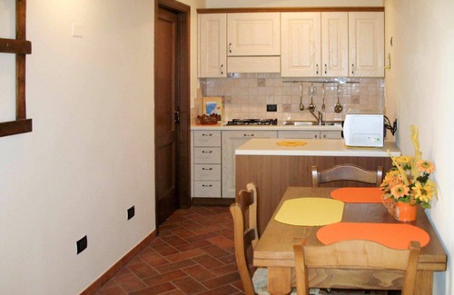 Montecarlo Villa | Nice apartment in villa for 6 guests with pool, WIFI, TV, patio and pets allowed