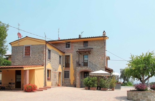 Montecarlo Villa | Nice apartment in villa for 6 guests with pool, WIFI, TV, patio and pets allowed