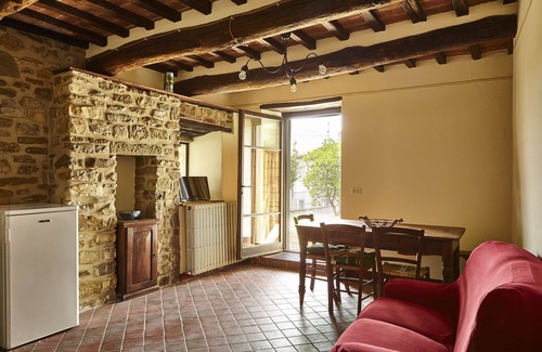 Capolona Apartment | Nice apartment with WIFI, pool, TV, pets allowed and panoramic view, close to Arezzo