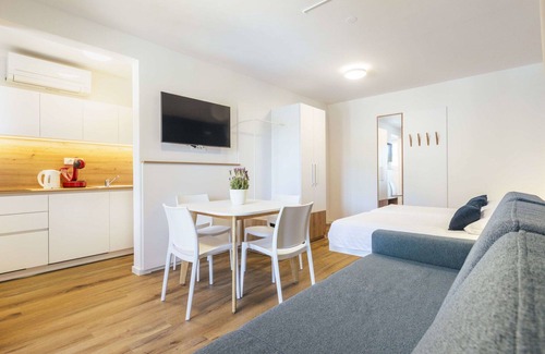 Strunjan Apartment | Nice apartment with WIFI, pool, A/C, TV, terrace, pets allowed, panoramic view and parking