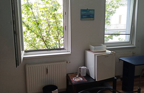 Vienna Bed & Breakfast | Nice, bright room with a double bed and a desk