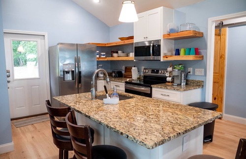 Milledgeville Cottage | Nice cottage located on Lake Sinclair. Lots of room with great views