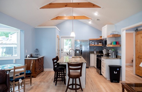 Milledgeville Cottage | Nice cottage located on Lake Sinclair. Lots of room with great views
