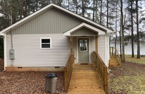 Milledgeville Cottage | Nice cottage located on Lake Sinclair. Lots of room with great views