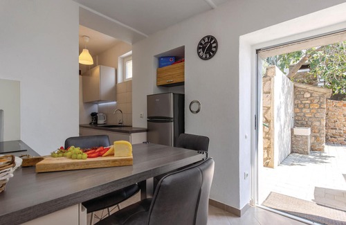 Smrika House | Nice home in Grmani with kitchen