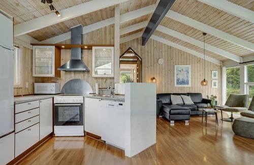 Pøt Strandby House | Nice home in Juelsminde with kitchen