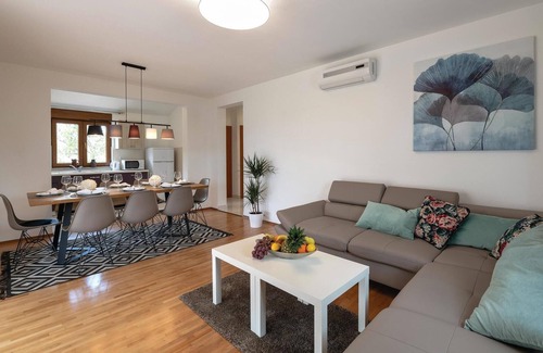 Pinezici House | Nice home in Krvavici