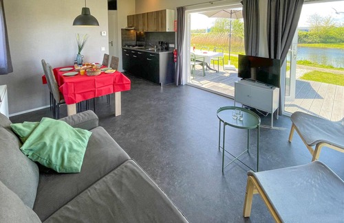 Lauwersoog House | Nice home in Lauwersoog with kitchen