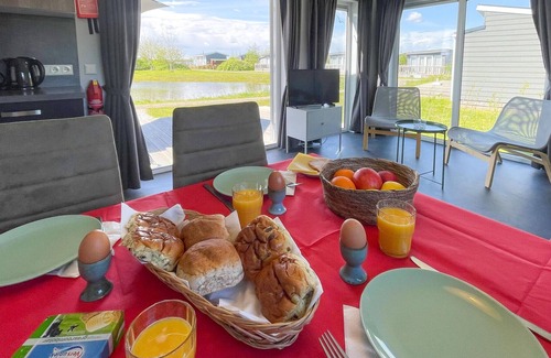 Lauwersoog House | Nice home in Lauwersoog with kitchen