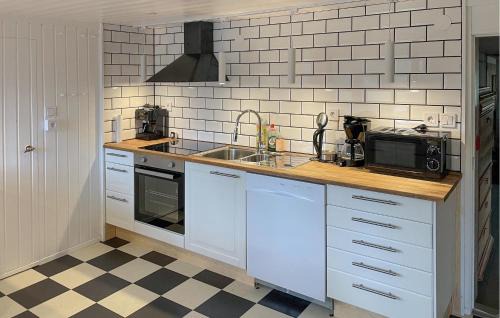 Ljunghult House | Nice Home In Lidhult With Kitchen