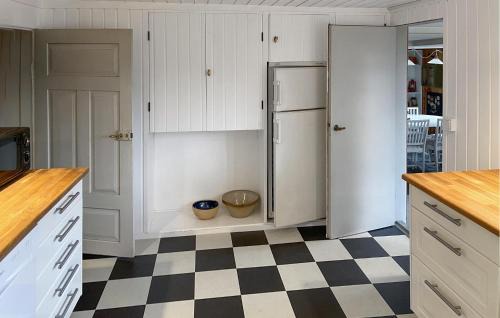 Ljunghult House | Nice Home In Lidhult With Kitchen