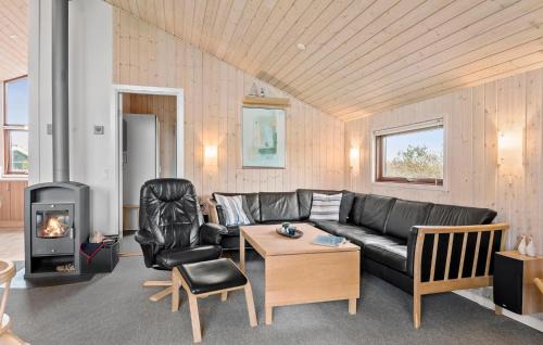 Skaven Strand House | Nice Home In Tarm With Wifi