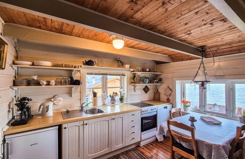 Kvinnherad House | Nice home in Valen with house sea view