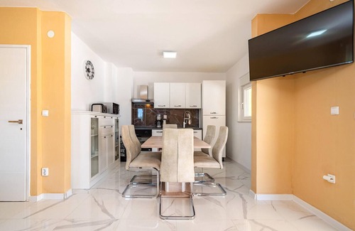 Zemunik Donji House | Nice home in Zemunik Donji with WiFi
