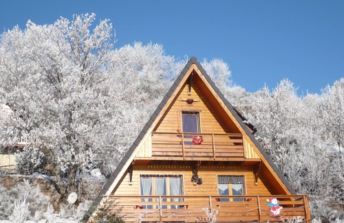Besse-en-Chandesse Ski Chalet | Nice independent chalet-Buron in the volcano park