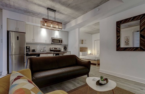 International District Apartment | Nice loft in Montreal's Old Port, blending historic charm with modern comfort in a prime location.