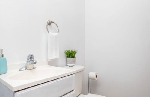 Hartford Condo | Nice Private Condo in Hartford