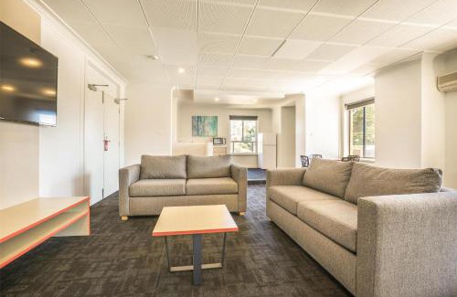 Elizabeth South Hotel | Nightcap at Rose & Crown Hotel