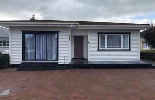 Matamata House | Nights on Broadway - House in beautiful vibrant Matamata.