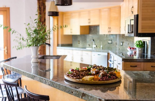 Deer Valley Cabin | Nightstar by AvantStay | Charming Rustic Cabin w/Large Balcony & Sauna