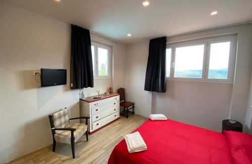 Donnini Apartment | NiGiNo house sleeps 6, private pool and garden