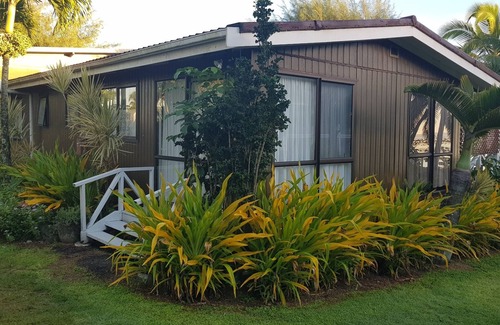 Nikao Tapere House | NIKAO COTTAGES UNIT 5 : Positioned directly on the beach with amazing sea views.