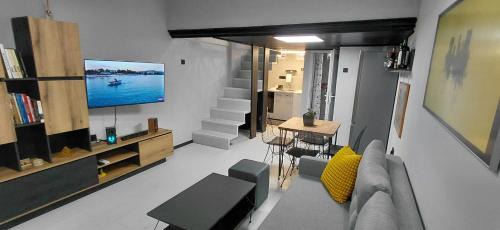 Skopje Region Apartment | Nitro Inn 3 Premium - Wine Tasting - Souvenir - Art Gallery - Private Guided Tours - Relaxing - Romantic