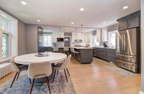 Orange House | NJ Suburban Retreat - Direct train to NYC - Train station half a mile walk!