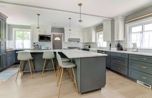 Orange House | NJ Suburban Retreat - Direct train to NYC - Train station half a mile walk!