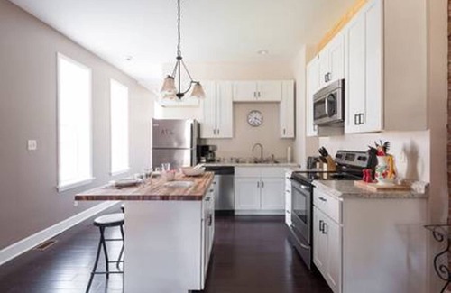 Southwest Garden Apartment | nLove Italian? You'll love 'The Hill' NBHD. Clean & cozy 1st fl apt