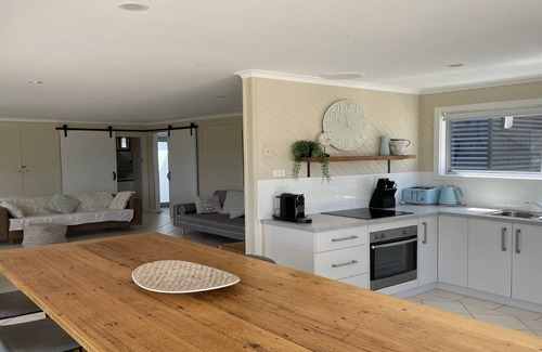 Lake Wangary House | No. 10 - A Charming and Private Holiday Home in Prime Coffin Bay Location