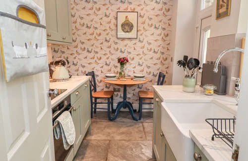 Embsay Cottage | NO. 4 EMBSAY, romantic, character holiday cottage in Embsay