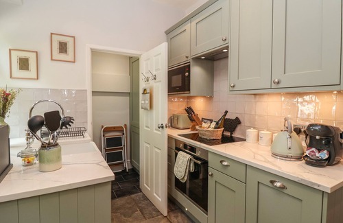 Embsay Cottage | NO. 4 EMBSAY, romantic, character holiday cottage in Embsay