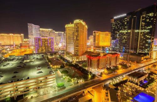 Las Vegas House | No Resort Fee Strip View Suite +Free Valet + Pool